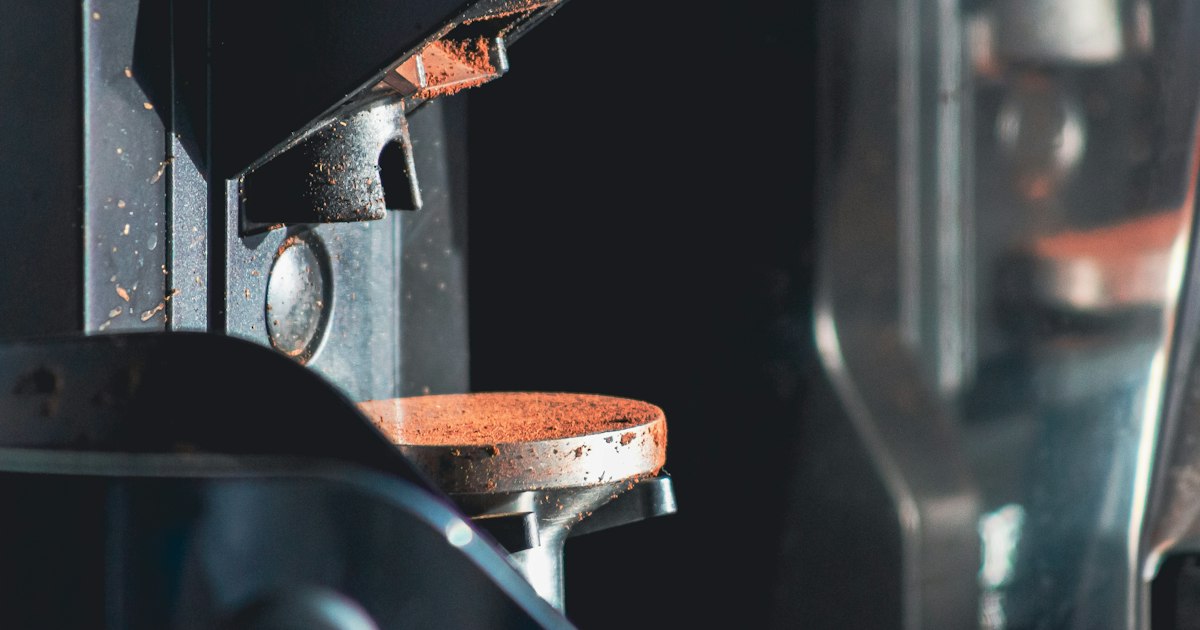 Stamping press with a die closing on a metal part